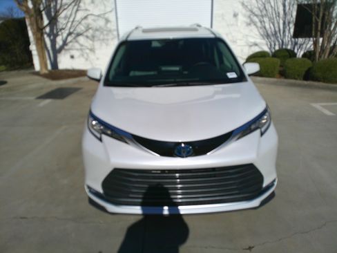 Used 2022 Toyota Sienna Limited image 3