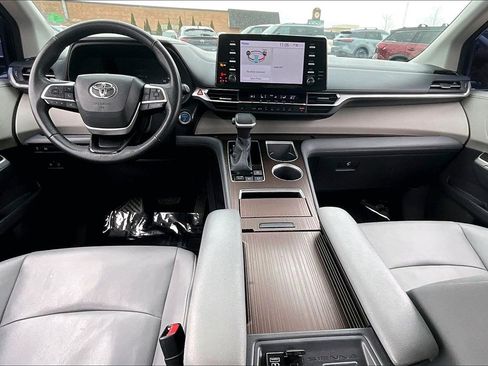 Used 2022 Toyota Sienna XLE image 21