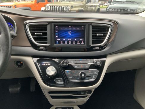 Used 2018 Chrysler Pacifica Touring Plus FWD image 39