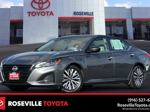 Used 2024 Nissan Altima 2.5 SV image 1