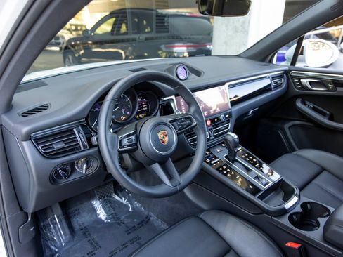 Certified 2026 Porsche Macan AWD/4WD image 4