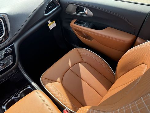 New 2026 Chrysler Pacifica Pinnacle image 28