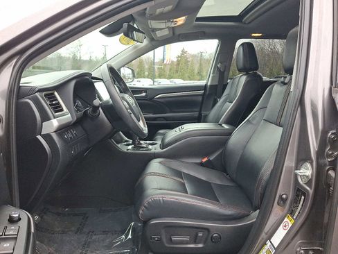 Used 2019 Toyota Highlander SE image 13