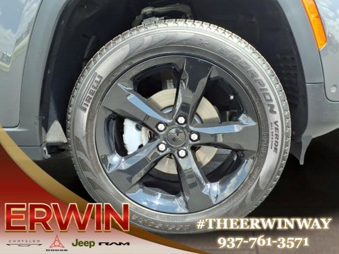 Used 2025 Jeep Grand Cherokee Limited w/ Luxury Tech Group II AWD/4WD image 9