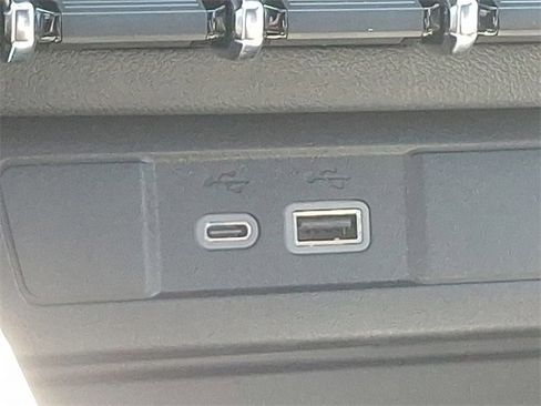 Used 2025 Chevrolet Colorado Z71 w/ Technology Package image 25