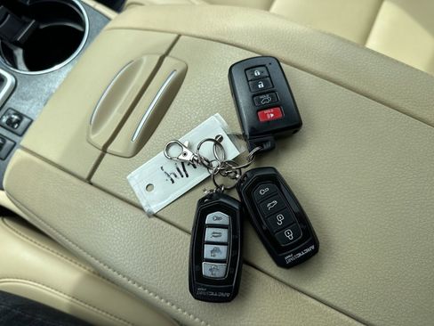 Used 2019 Toyota Highlander XLE AWD/4WD image 70