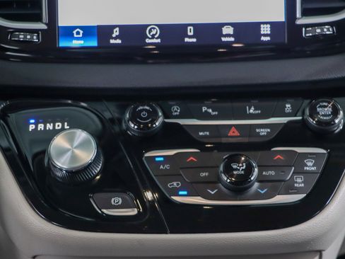 Used 2023 Chrysler Pacifica Touring-L FWD image 20