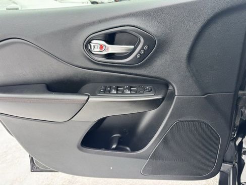 Used 2019 Jeep Cherokee Trailhawk image 14