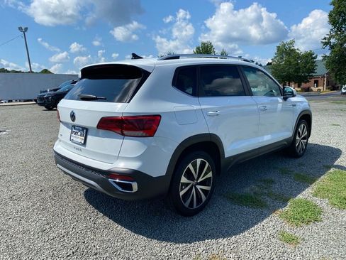 Used 2023 Volkswagen Taos SE image 3