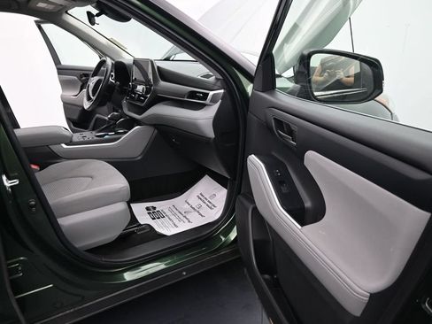 Used 2023 Toyota Highlander LE FWD image 24