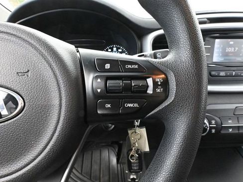 Used 2016 Kia Sorento LX image 25