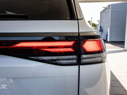 Certified 2025 Volkswagen Tiguan SE image 17