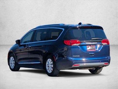 Used 2018 Chrysler Pacifica Touring-L Plus image 8