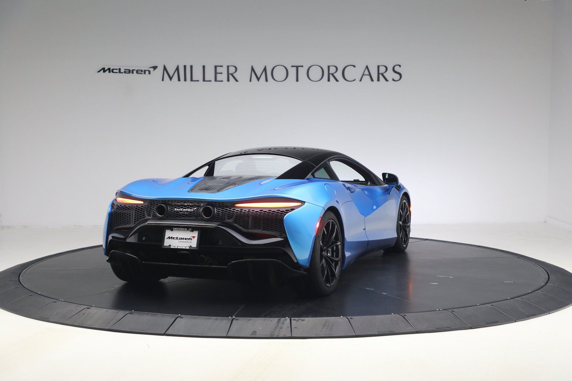 Used 2024 McLaren Artura RWD image 7