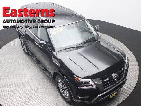 Used 2024 Nissan Armada SL w/ Captain's Chairs Package image 3