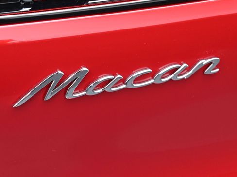 Certified 2025 Porsche Macan image 8