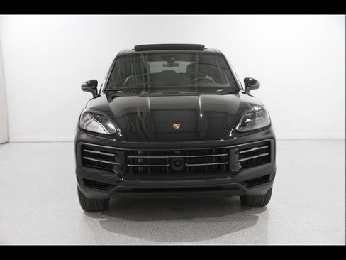 Used 2024 Porsche Cayenne AWD/4WD image 2