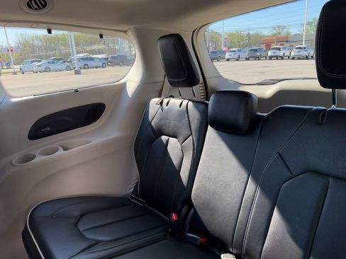 Used 2023 Chrysler Pacifica Limited FWD image 41