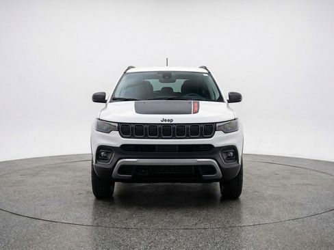 Used 2025 Jeep Compass Trailhawk AWD/4WD image 2