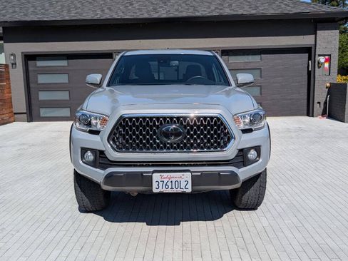Used 2018 Toyota Tacoma TRD Off-Road w/ Technology Package AWD/4WD image 12