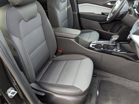 Used 2025 Chevrolet Trax LT w/ LT Convenience Package image 35