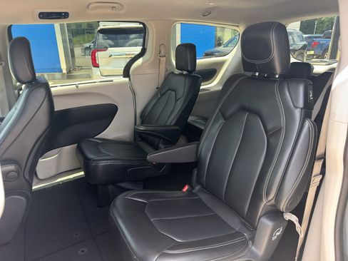 Used 2024 Chrysler Pacifica Touring-L FWD image 15