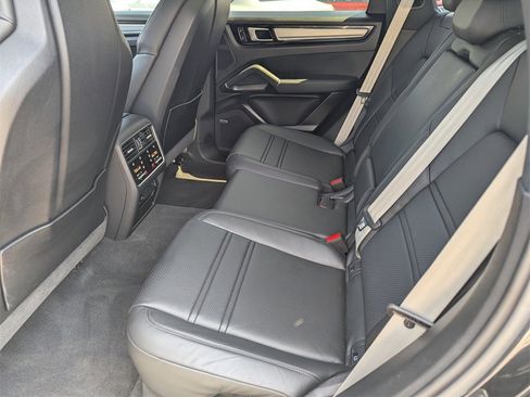 Used 2023 Porsche Cayenne Platinum Edition image 9
