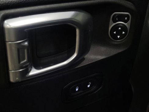 Used 2018 Jeep Wrangler Unlimited Sahara w/ Dual Top Group image 27