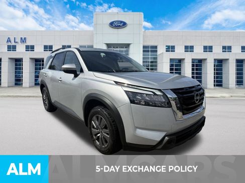 Used 2025 Nissan Pathfinder SV FWD image 3