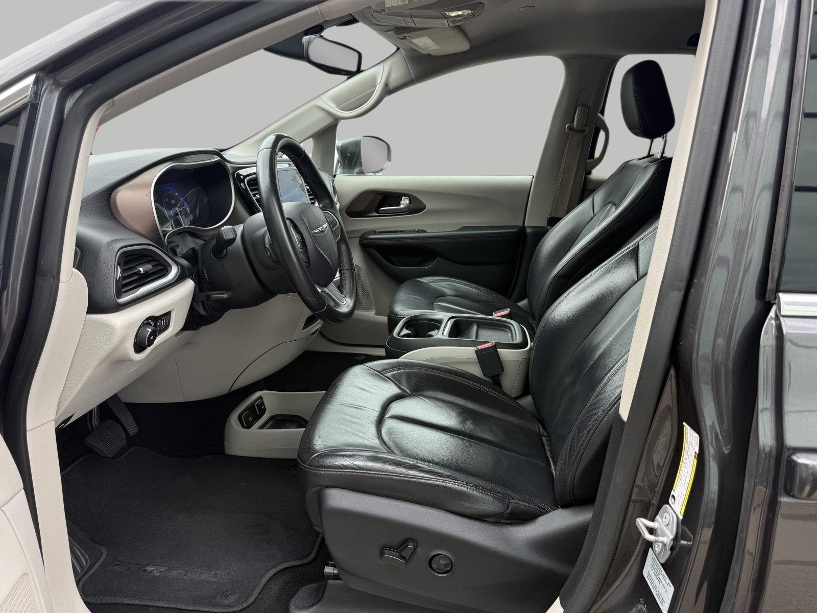 Used 2017 Chrysler Pacifica Touring-L w/ Tire & Wheel Group FWD image 23