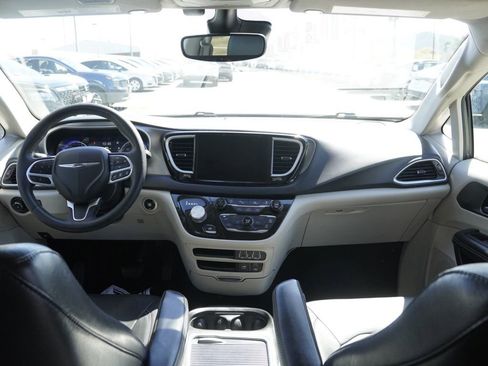 Used 2022 Chrysler Pacifica Touring-L image 22