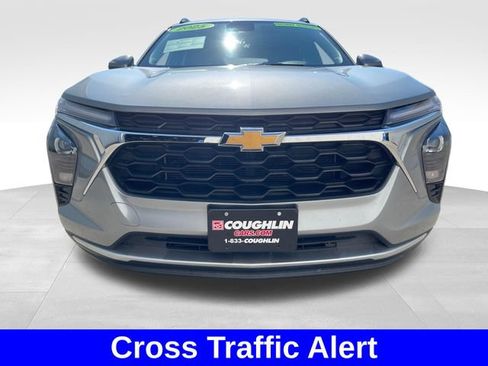 Used 2025 Chevrolet Trax LT w/ LT Convenience Package FWD image 8