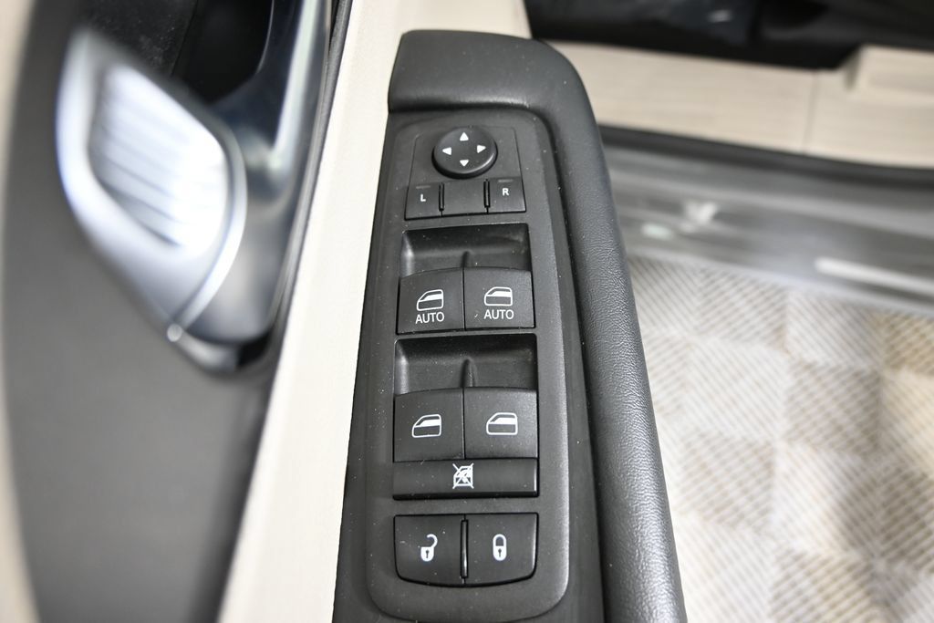 Used 2023 Chrysler Pacifica Touring-L FWD image 16