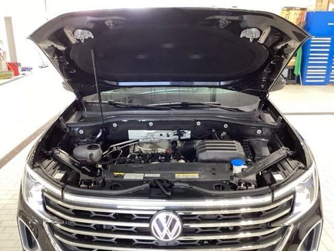 Used 2025 Volkswagen Atlas SE AWD/4WD image 17