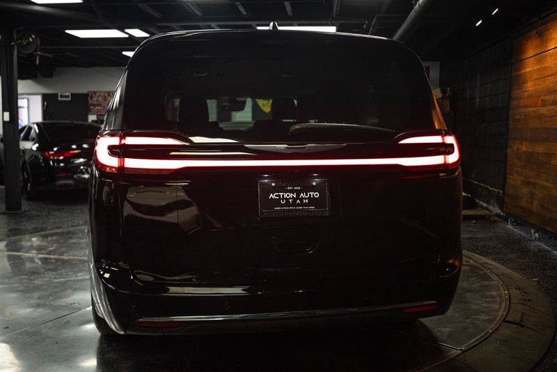 Used 2024 Chrysler Pacifica Touring-L FWD image 6