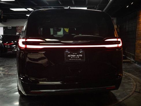 Used 2024 Chrysler Pacifica Touring-L FWD image 6