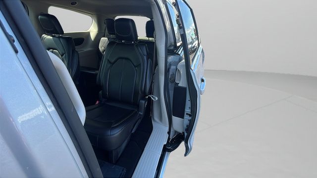 Used 2024 Chrysler Pacifica Touring-L FWD image 21