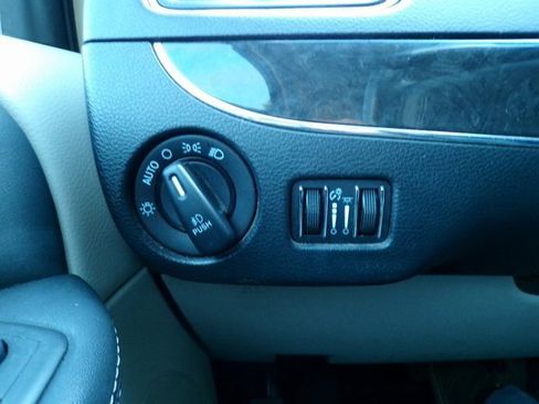 Used 2014 Chrysler Town & Country Touring image 23