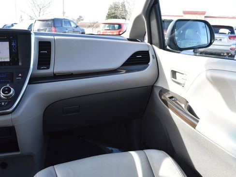 Used 2016 Toyota Sienna XLE image 14