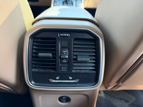 Used 2019 Porsche Macan AWD/4WD image 28