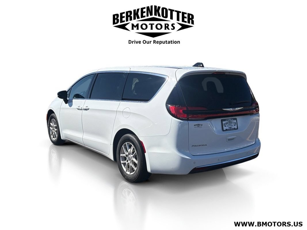 Used 2024 Chrysler Pacifica Touring-L FWD image 5