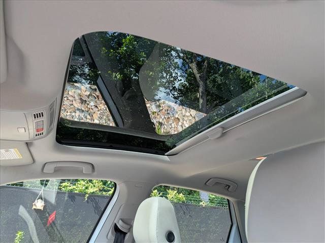 Certified 2025 Volkswagen Jetta SE w/ Sunroof Package FWD image 24