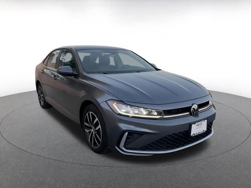 Used 2025 Volkswagen Jetta SE image 3