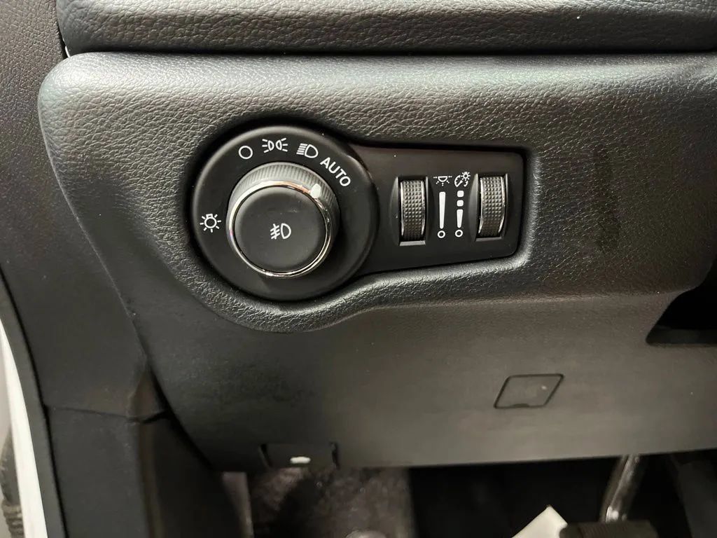 Used 2025 Chrysler Pacifica Limited FWD image 26