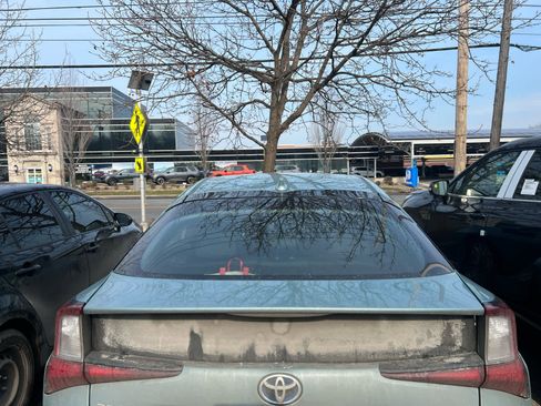 Used 2022 Toyota Prius L Eco image 2