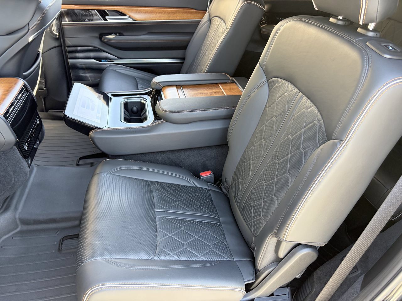 Used 2023 Jeep Grand Wagoneer Series III AWD/4WD image 17