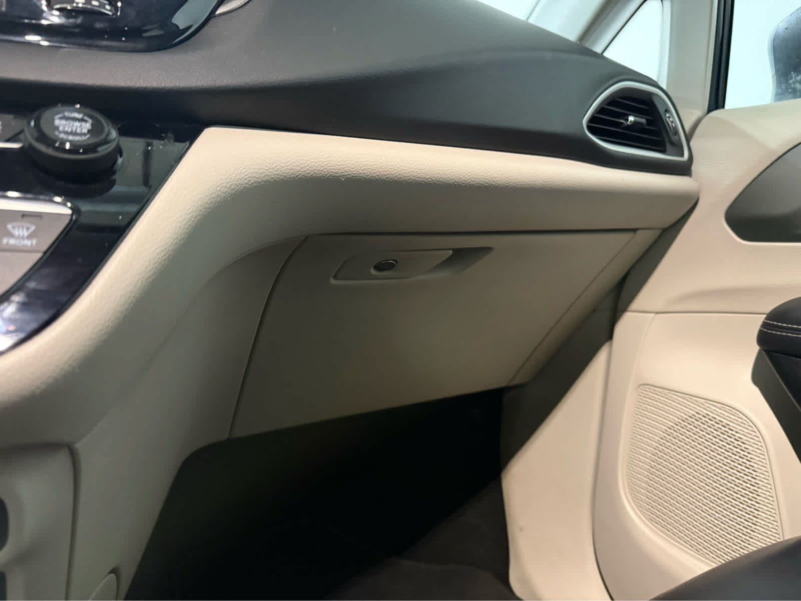 Used 2023 Chrysler Pacifica Touring-L FWD image 19