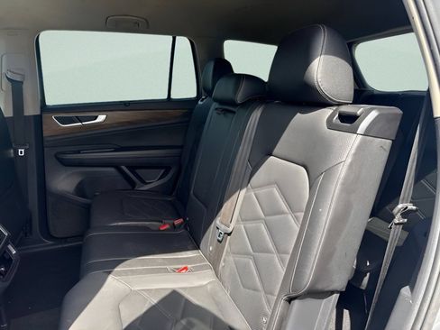 Used 2025 Volkswagen Atlas SE AWD/4WD image 18
