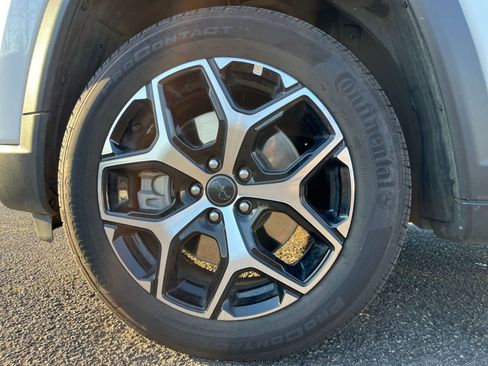 Used 2025 Jeep Compass Limited image 32