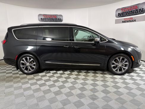 Used 2017 Chrysler Pacifica Limited w/ UConnect Theater Package FWD image 3